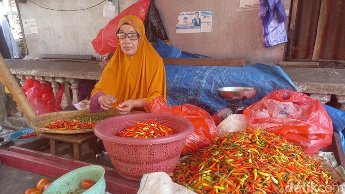 Pedagang mejual cabai rawit di Pasar Terong Makassar.