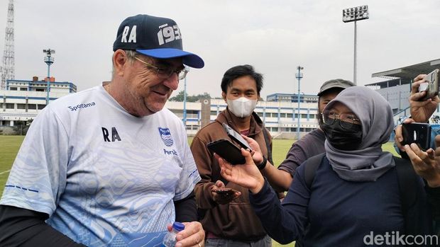 Pelatih Persib Robert Alberts.
