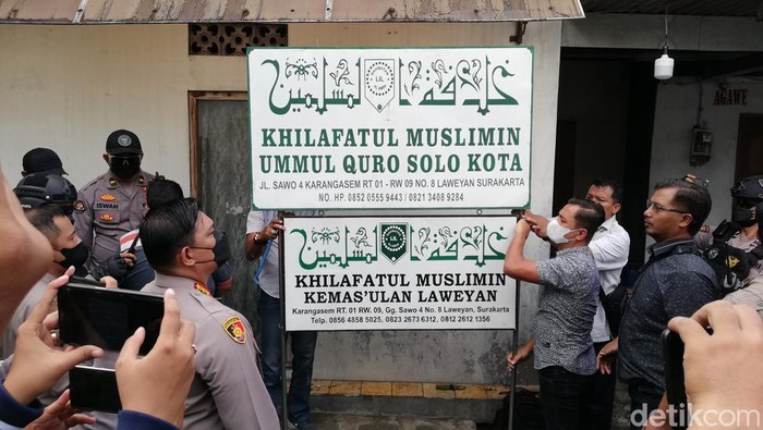 Pelepasan papan nama Khilafatul Muslimin di Karangasem, Laweyan, Solo, Kamis (9/6/2022).