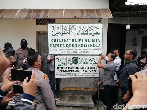 Pelepasan papan nama Khilafatul Muslimin di Karangasem, Laweyan, Solo, Kamis (9/6/2022).