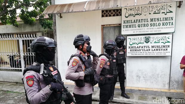 Pelepasan papan nama Khilafatul Muslimin di Karangasem, Laweyan, Solo, Kamis (9/6/2022).