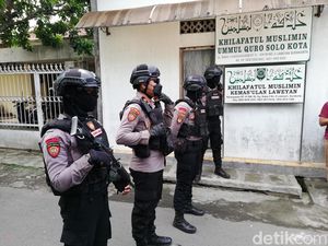 Copot Papan Nama Khilafatul Muslimin di Solo, Polisi Juga Sita Brosur