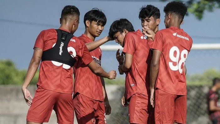 Pemain Muda PSM latihan di Lapangan Bosowa Sport Center (BSC) Makassar