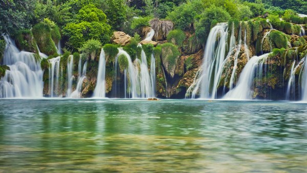Kroasia berada di peringkat selanjutnya. Sungai Krka menjadi salah satu destinasi pemandian cantik yang sering didatangi wisatawan saat musim panas. (iStock)