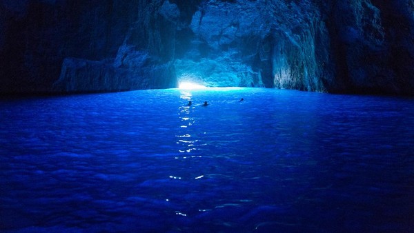 Di posisi selanjutnya ada negara Yunani dengan presentase 95,7%. Salah satu pemandian indahnya adalah Blue Cave. (iStock)