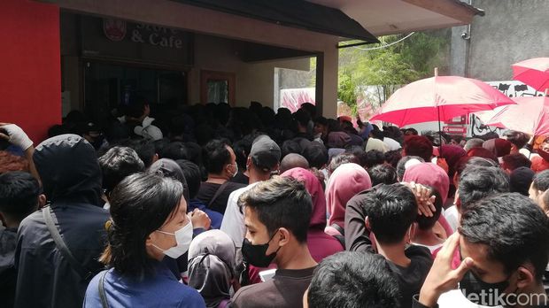Pembeli tiket Piala Presiden 2022 mengantre di depan Persis Store and Cafe, Kamis (9/6/2022).