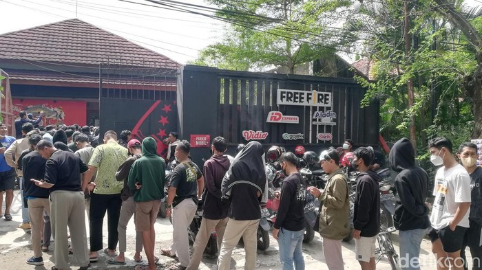 Pembeli tiket Piala Presiden 2022 mengantre di depan Persis Store and Cafe, Kamis (9/6/2022).