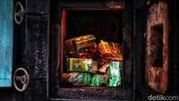 Satu per satu barang bukti narkotika dimusnahkan ke dalam tungku api yang ada di halaman kantor Badan Narkotika Nasional Kota Jakarta Utara, Tanjung Priok, Jakarta Utara.