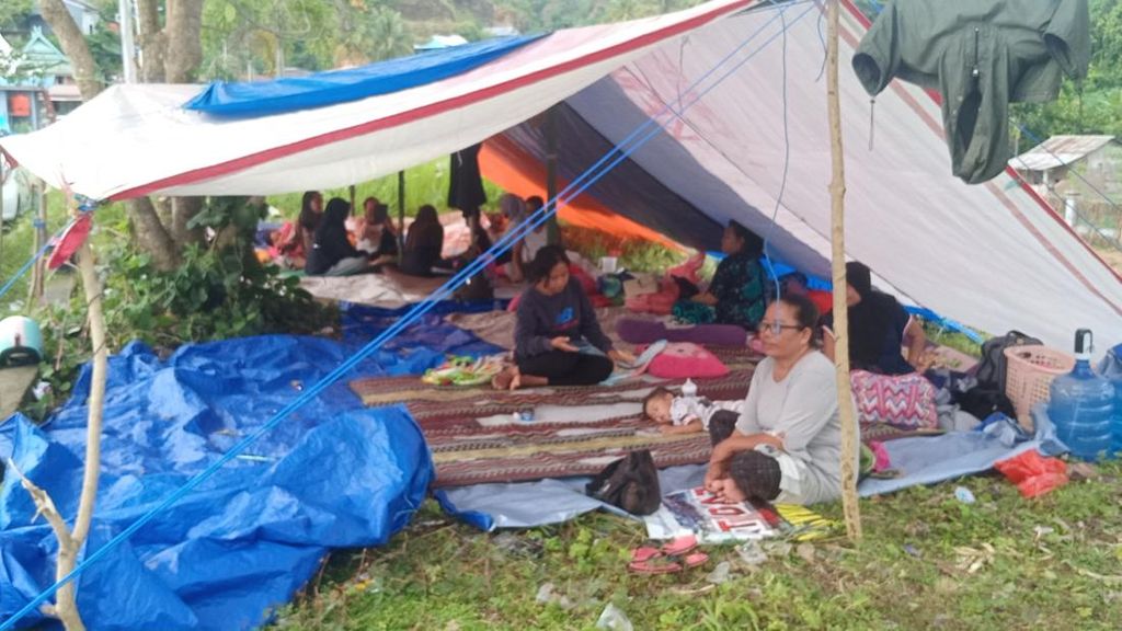 Makanan Terbatas, Pengungsi Gempa Mamuju Terpaksa Makan Nasi Sisa Semalam