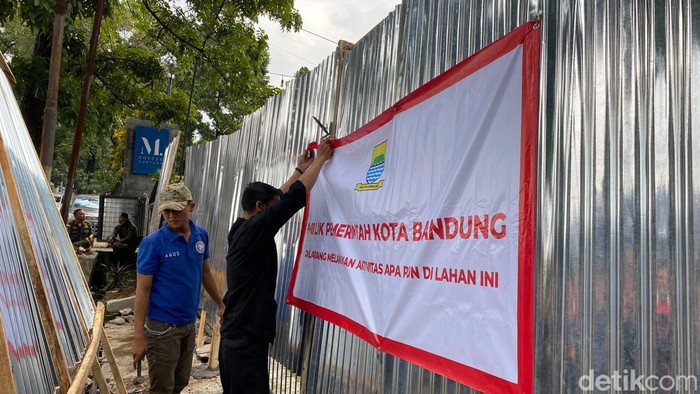 Penyegelan di Bandung.