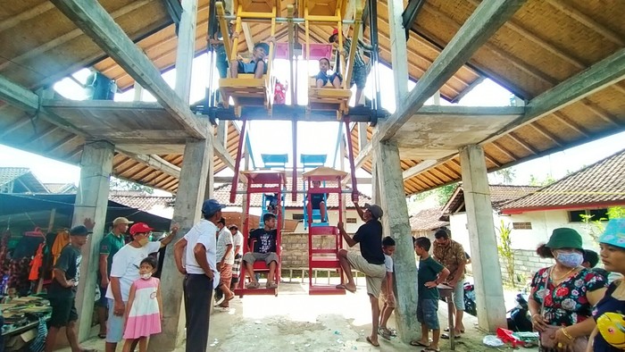 Permainan ayunan tradisional Banjar Nusasakti, Desa Nusasari, Kecamatan Melaya, Jembrana, Bali, Kamis (9/6/2022).