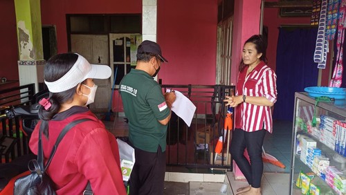 Petugas dari Puskesmas Karangasem 2 saat melakukan pengecekan dan pendataan ke rumah-rumah warga yang ada di lingkungan Ujung Pesisi
