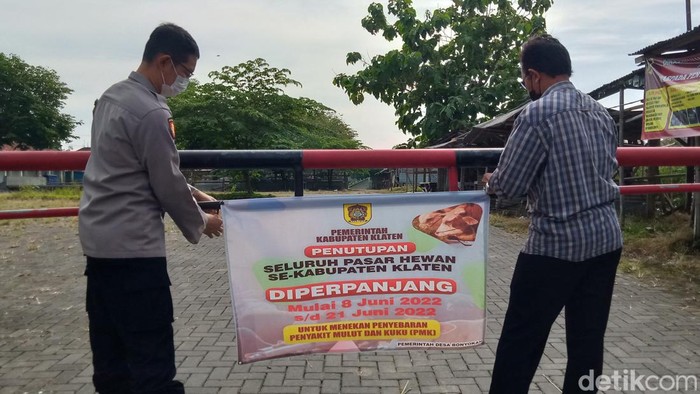 Petugas menutup Pasar Hewan Kecamatan Jatinom, Klaten.