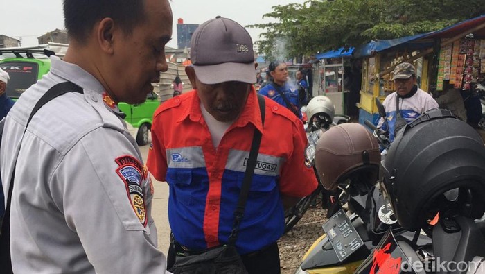 Petugas sosialisasikan pada juru parkir terkait stiker parkir berlangganan