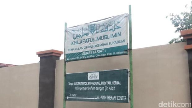 Plang Khilafatul Muslimin di sebuah pesantren di Cikembar, Sukabumi