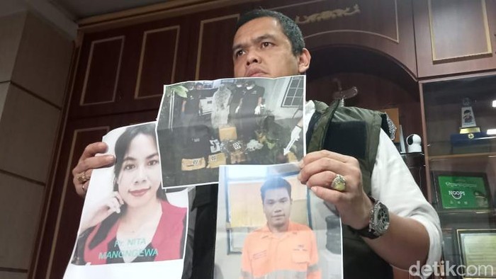 Polisi memajang foto sejoli tersangka aborsi 7 janin bayi di Makassar (detikSulsel/Muh Ishak Agus).