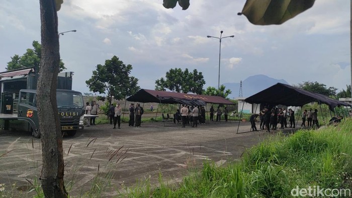 Polisi saat mengecek Stadion GBLA