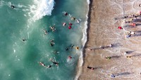 Musim ini berbeda, karena fasilitas pengolahan limbah yang didanai secara internasional di seluruh daerah kantong pantai telah meningkatkan operasinya, mengurangi polusi ke tingkat terendah dalam beberapa tahun.