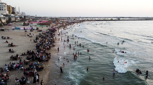 Warga Palestina menikmati pantai di Kota Gaza yang bersih dan aman, Rabu, (8/6/2022).