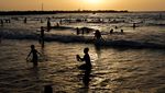 Potret Warga Gaza Menikmati Pantai Bersih yang Langka