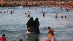 Potret Warga Gaza Menikmati Pantai Bersih yang Langka
