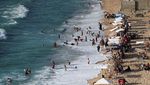 Potret Warga Gaza Menikmati Pantai Bersih yang Langka