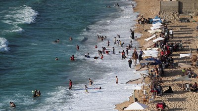 Potret Warga Gaza Menikmati Pantai Bersih yang Langka