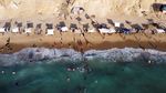 Potret Warga Gaza Menikmati Pantai Bersih yang Langka