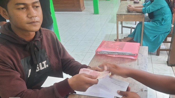Potret warga melunasi utang rentenir di Balai Kalurahan Girisekar, Kapanewon Panggang, Kabupaten Gunungkidul.