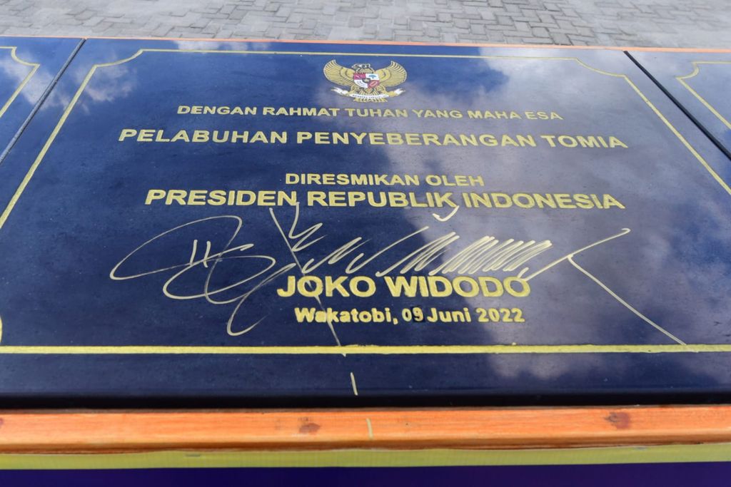 Presiden Joko Widodo meresmikan tiga pelabuhan penyeberangan dan satu kapal motor penumpang (KMP) di Dermaga Rakyat Wanci, Kabupaten Wakatobi, Provinsi Sulawesi Tenggara, pada Kamis, 9 Juni 2022.