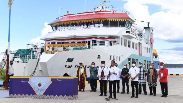 Presiden Joko Widodo meresmikan tiga pelabuhan penyeberangan dan satu kapal motor penumpang (KMP) di Dermaga Rakyat Wanci, Kabupaten Wakatobi, Provinsi Sulawesi Tenggara, pada Kamis, 9 Juni 2022.