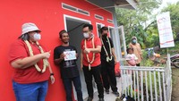 Presiden Direktur Prudential Indonesia, Michellina L. Triwardhany, dan Presiden Direktur Prudential Syariah, Omar S. Anwar, melakukan serah terima dengan warga penerima manfaat unit rumah layak di Desa Tanjung Anom, Kecamatan Mauk, Kabupaten Tangerang, Provinsi Banten, Rabu (8/6/2022).