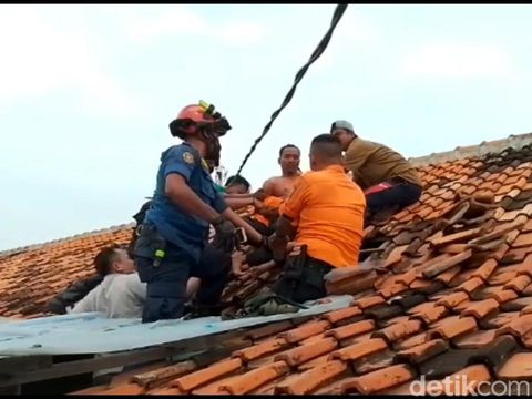 Proses evakuasi seorang pria yang nekat memanjat atap gedung lantai dua di Kota Pekalongan oleh petugas Damkar dan BPBD, Kamis (9/6/2022).