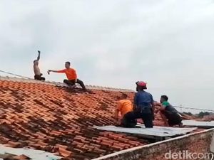 Dramatis! Evakuasi Pria Pekalongan Nongkrong di Atap Gedung Lantai 2