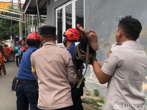 Proses evakuasi seorang pria yang nekat memanjat atap gedung lantai dua di Kota Pekalongan oleh petugas Damkar dan BPBD, Kamis (9/6/2022).