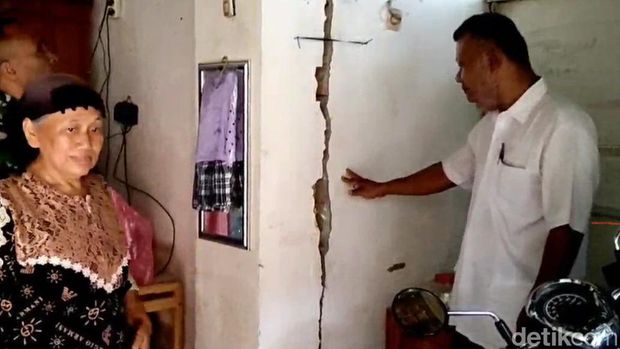 Puluhan rumah warga rusak akibat tanah bergerak di Desa Kajen, Kabupaten Tegal, Kamis (9/6/2022).