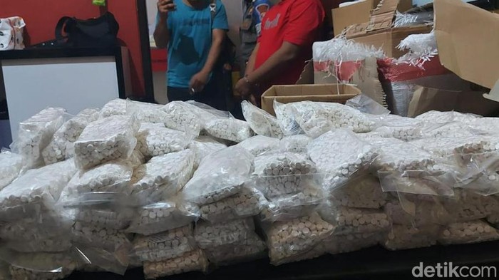 Ratusan ribu butir pil koplo yang disita dari pengedar kakap di Pasuruan