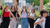 Hari terakhir sekolah disambut suka cita oleh para siswa di Italia. Mereka merayakannya dengan bermain air dan berenang.