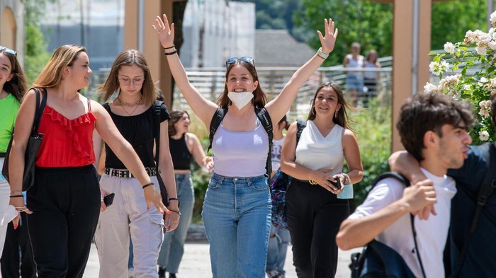 Sejumlah remaja di Italia bersuka cita merayakan hari terakhir sekolah. Cuaca yang panas terik membuat mereka asyik bermain air dan berenang. Ini foto-fotonya.