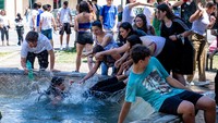 Selain perang air, para remaja itu juga asyik bermain di air mancur yang berada di dekat institusi pendidikan di kawasan Rieti, Italia.