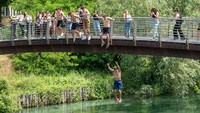 Ada tradisi menarik yang kerap dilakukan para siswa di Rieti, Italia saat merayakan hari terakhir sekolah. Beberapa di antara mereka ramai-ramai melompat dari jembatan dan kemudian berenang di sungai.