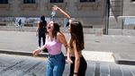 Rayakan Hari Terakhir Sekolah, Remaja di Italia Asyik Basah-basahan