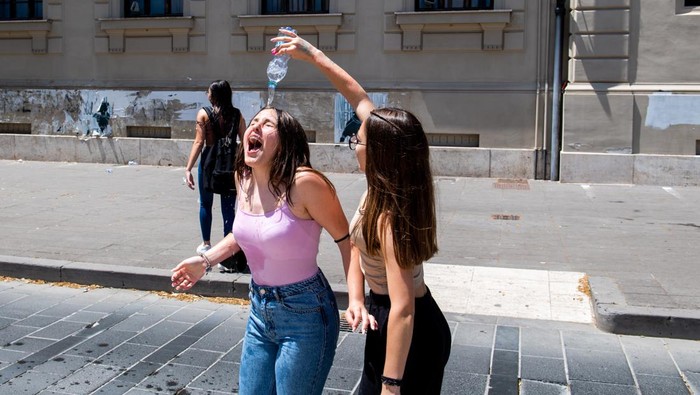 Rayakan Hari Terakhir Sekolah, Remaja di Italia Asyik Basah-basahan Sejumlah remaja di Italia bersuka cita merayakan hari terakhir sekolah. Cuaca yang panas terik membuat mereka asyik bermain air dan berenang. Ini foto-fotonya.
