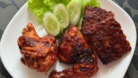 Olahan ayam bakar bumbu rujak ini disukai karena rasanya pedas manis. Paling enak dimakan dengan lalapan segar. Membuatnya tidak terlalu rumit, cek resepnya di sini! Foto: Detikfood