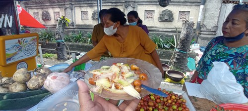 Rujak bekul dicampur mangga di Pasar Ten-ten, Banjar Pande, Desa Adat Pedungan, Kota Denpasar, Bali, Kamis (9/6/2022).