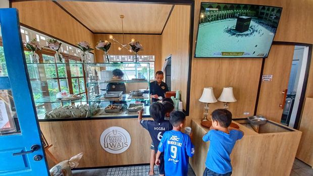 Rumah makan gratis Uwais di Ciwidey Kabupaten Bandung.