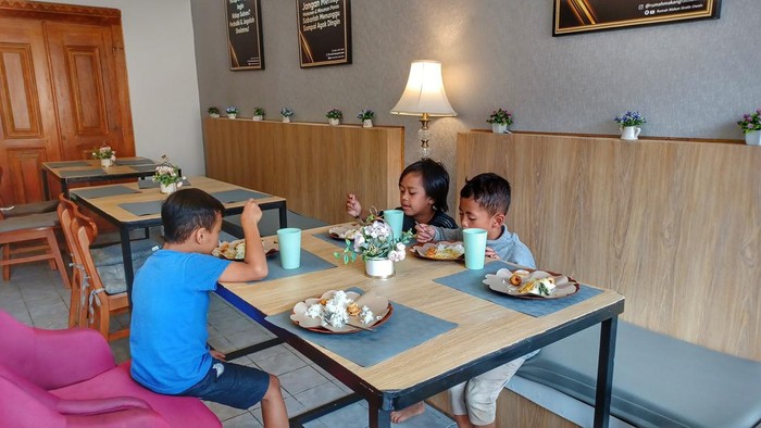 Rumah makan gratis Uwais di Ciwidey Kabupaten Bandung.