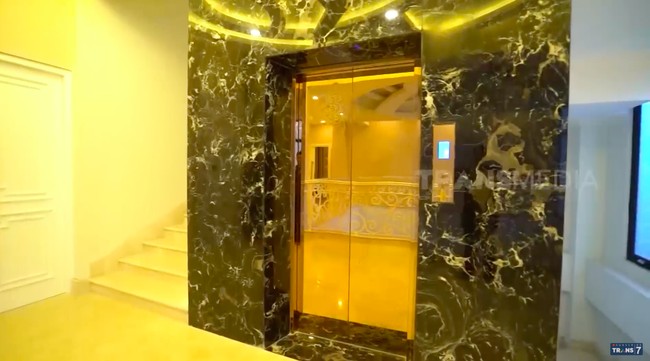 Bukan rumah mewah namanya kalau tanpa ada lift. Apalagi rumah tersebut memiliki lima lantai sehingga butuh lift untuk memudahkan akses dari lantai ke lantai. (Foto: YouTube/Trans7 Official)