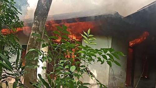Rumah salah satu warga bernama Sah Rudin (26) di Desa Julah, Kabupaten Buleleng, Bali, dibakar massa, Kamis (9/6/2022).