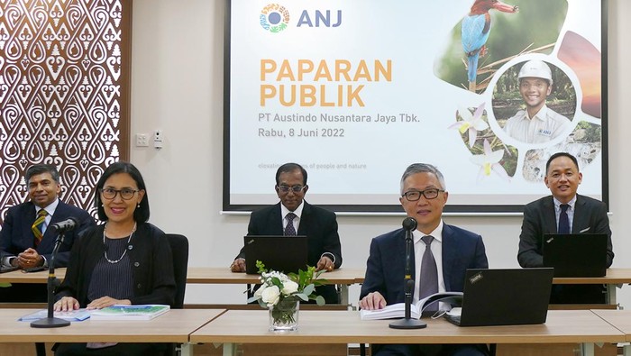 RUPS ANJ Direktur Utama PT Austindo Nusantara Jaya Tbk. (ANJ) Lucas Kurniawan (2 kanan) bersama Wakil Dirut, sejumlah Direktur dan Direktur anak perusahaan, (dari ki-ka) Geetha Govindan K. Gopalakrishnan, Nunik Maharani, Aloysius D'Cruz, dan Naga Waskita, memimpin Rapat Umum Pemegang Saham (RUPS) Tahunan untuk Tahun Buku 2021, di Jakarta, Rabu (8/6/2022). PT Austindo Nusantara Jaya Tbk. mengalokasikan 25 persen dari laba bersih tahun 2021 atau 10 juta Dolar AS sebagai dividen. Setiap pemegang satu saham ANJ akan mendapat dividen Rp. 43 per lembar saham